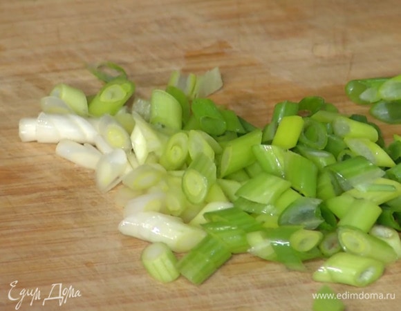 Зеленый лук тонко порезать наискосок.