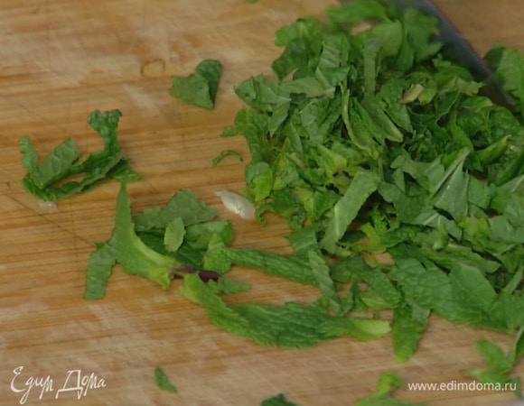 Мяту мелко порубить.