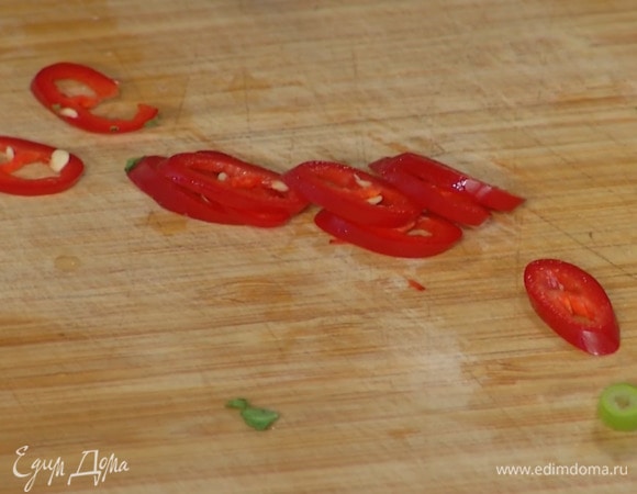 Чили нарезать колечками.