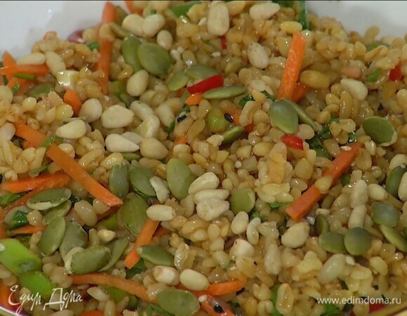 Перед подачей посыпать подсушенными орехами и семечками.