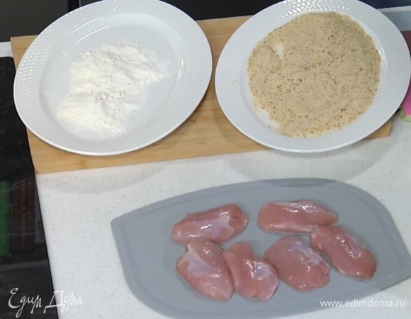 На одну тарелку высыпать муку, посолить и поперчить ее, на вторую тарелку — панировочные сухари.