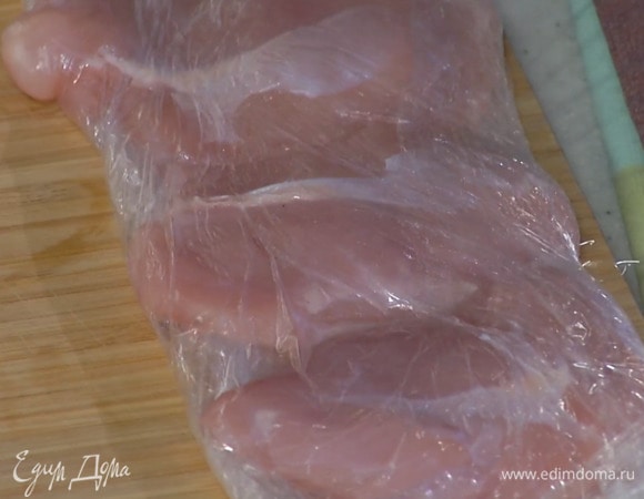 Индейку накрыть пищевой пленкой и слегка отбить.