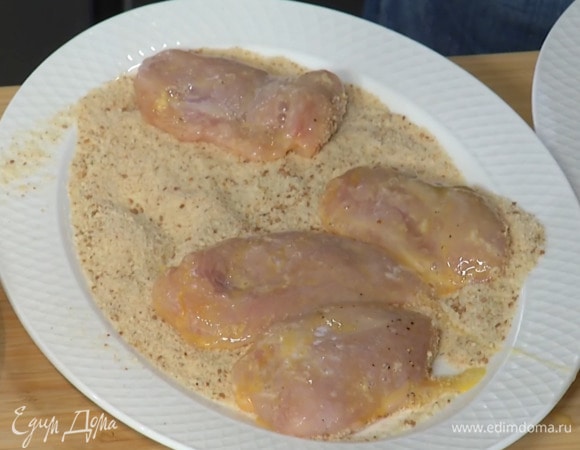 Обвалять медальоны в муке, затем обмакнуть в яйцо и запанировать в сухарях.