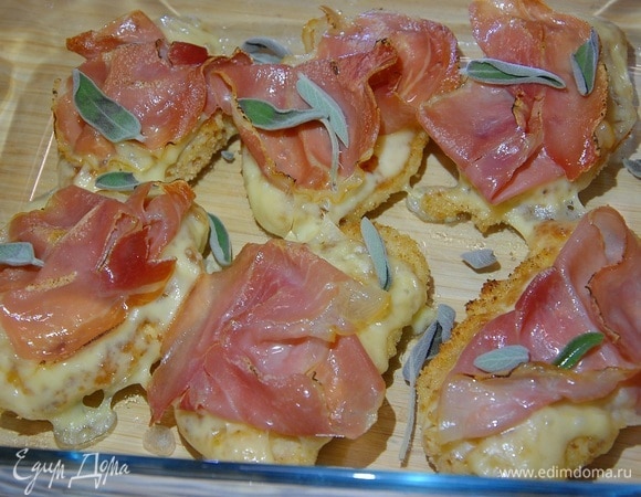 Готовую индейку украсить листьями шалфея.