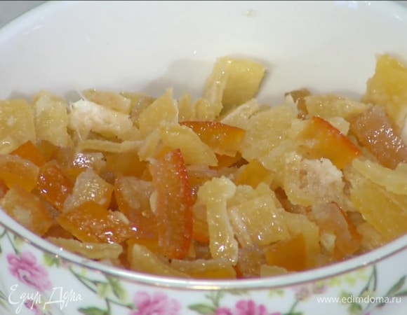 Все цукаты нарезать маленькими кубиками, выложить в небольшую миску, влить ликер, перемешать и дать постоять.