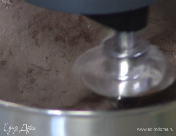 В чашу со сливочно-сахарной массой добавить два яйца, всыпать немного муки с какао, затем добавить оставшиеся яйца, желток и муку.