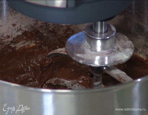 Цукаты выложить в чашу и вымешать тесто.