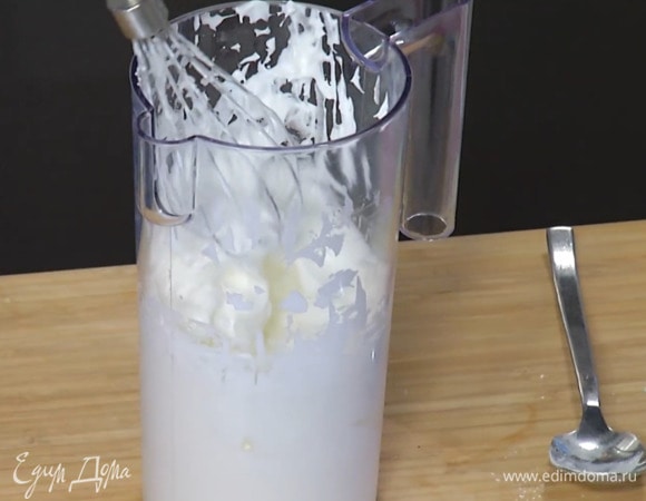 Приготовить глазурь: белки комнатной температуры взбить блендером с насадкой-венчиком в пышную пену, затем небольшими порциями всыпать сахарную пудру и взбить все в однородную массу.