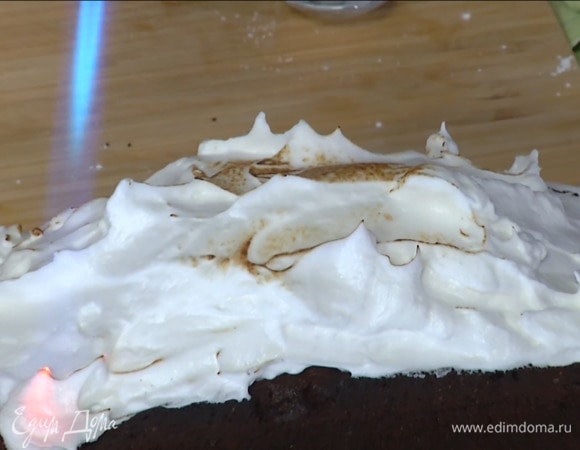 Остывший кекс покрыть глазурью и обжечь ее кондитерской горелкой.