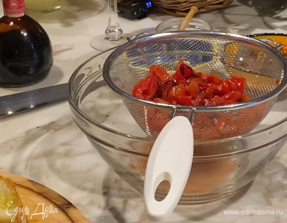Помидоры нарезать небольшими кусочками, выложить в дуршлаг и дать стечь лишней жидкости, затем посолить и полить бальзамическим соусом.