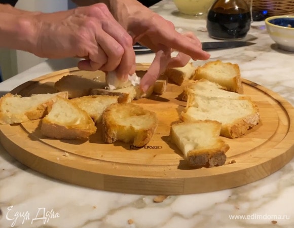 Чеснок почистить, разрезать пополам и срезом натереть поджаренный хлеб.