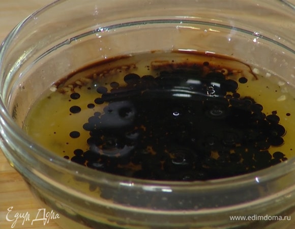 Приготовить маринад: из апельсина выжать сок, добавить мед, оливковое масло, бальзамический уксус, поперчить и перемешать.