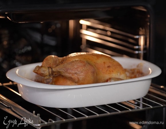 Полить маринадом курицу и запекать в разогретой духовке примерно полтора часа до готовности, каждые 10–15 минут поливать оставшимся маринадом.