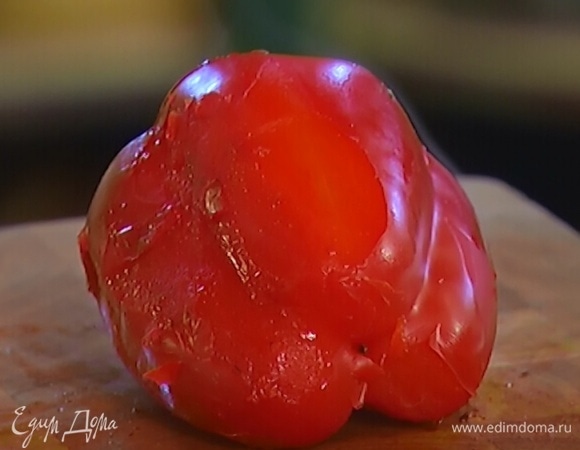 Сладкий перец, удалив плодоножку с семенами, нарезать полосками.