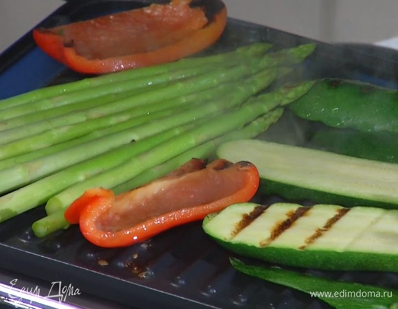 Все подготовленные овощи пожарить на гриле до появления румяных полосок.