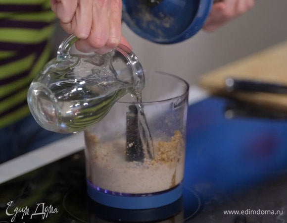 Приготовить соус: чеснок почистить, раздавить плоской стороной ножа и, удалив горькую сердцевину, отправить в чашу блендера, добавить орехи, уцхо-сунели, сахар, перец и соль и измельчить все в крошку, затем влить уксус, оливковое масло, 1–2 ст. ложки прохладной кипяченой воды и немного взбить.