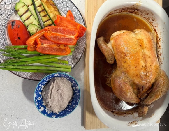 Готовую курицу полить еще раз маринадом и запекать еще буквально минуту. Подавать с овощами и соусом.