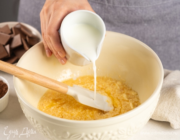 Влейте молоко к яичной смеси.