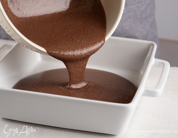 Разогрейте духовку до 180°C. Тесто выложите в прямоугольную форму для выпечки и выпекайте 30–40 минут.