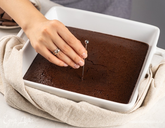 Достаньте готовый бисквит и сделайте проколы шпажкой по всей поверхности.