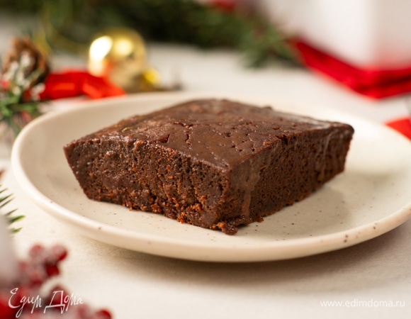 Вылейте шоколадную смесь в бисквит, дайте ему пропитаться.