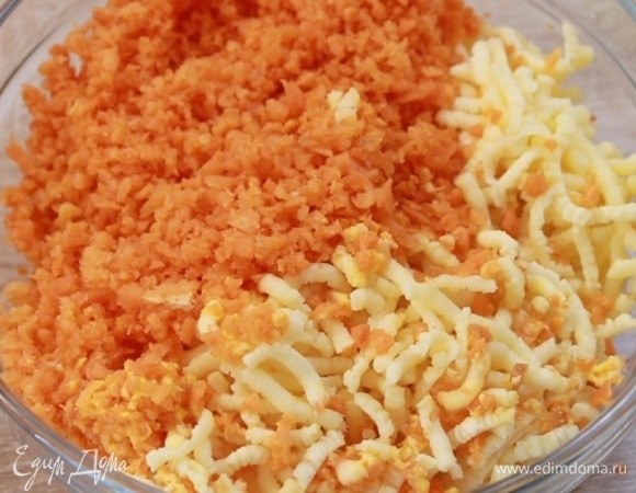 Пропустить через мясорубку сыр, морковь и чеснок.