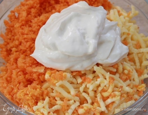 Добавить майонез.