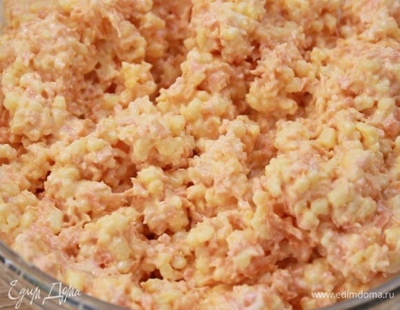 Перемешать, равномерно распределив майонез. Начинка для рулетов из крабовых палочек готова.