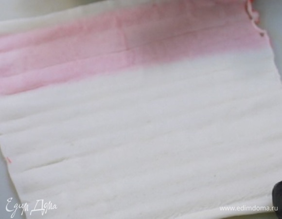 Крабовые палочки развернуть в пласт.