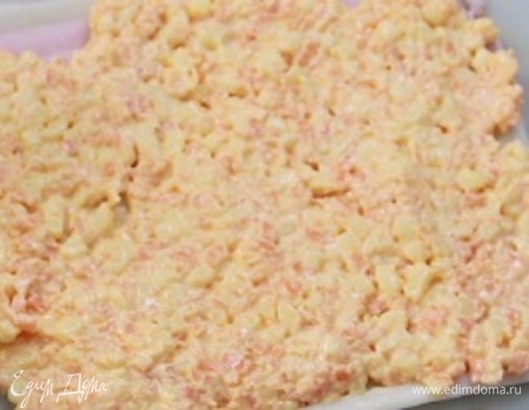 Положить на пласт крабовой палочки 1–2 ст. л., начинки, равномерно распределить по поверхности.