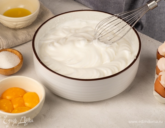 Отделите белки от желтков. Белки поместите в миску, добавьте 2 щепотки соли и взбейте до пышной пены. Постепенно введите сахар, продолжая взбивать на высокой мощности миксера до стойких пиков.