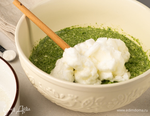 Вмешайте взбитые белки к желткам с помощью лопатки. Постарайтесь сохранить воздушность массы.