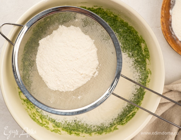 Пшеничную муку смешайте с разрыхлителем и просейте в миску к массе. Аккуратно перемешайте.