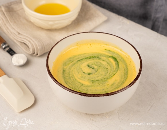 Сливки комнатной температуры смешайте с растопленным маргарином «Пышка». Добавьте немного теста и смешайте все венчиком.