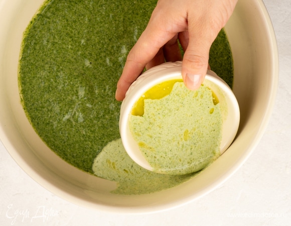 Получившуюся смесь влейте к тесту по краю миски, тщательно перемешайте.