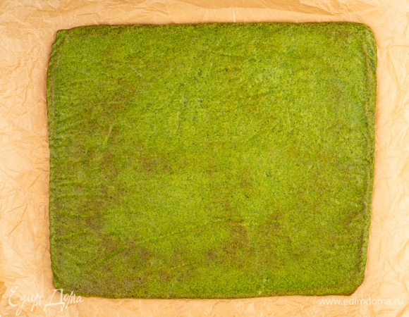 Готовый бисквит оставьте до полного остывания. Бисквит переверните на пергамент, снимите слой бумаги, на которой он выпекался. Выровняйте его по краям, срезая неровности ножом.