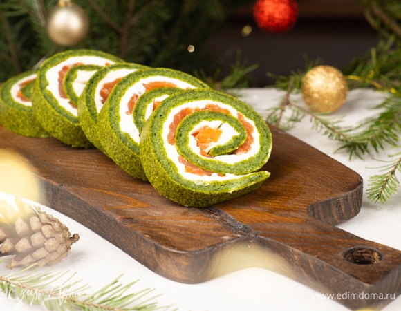 С помощью пергамента сверните рулет, оберните его бумагой для выпечки и поместите в холодильник на 1 час.