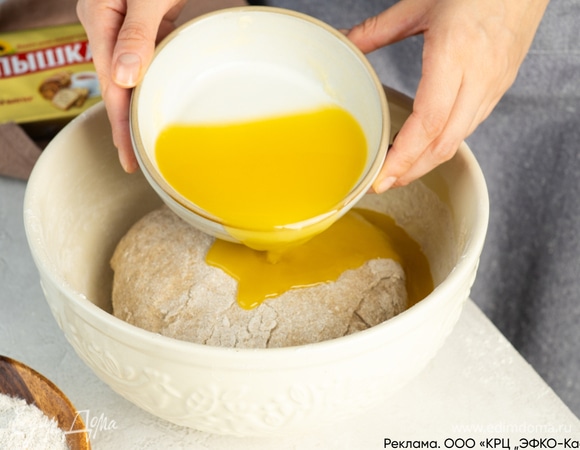 Растопите маргарин «Пышка» и добавьте его в тесто. Замесите тесто, накройте полотенцем и оставьте в теплом месте на 2 часа. Периодически доставайте его и обминайте.