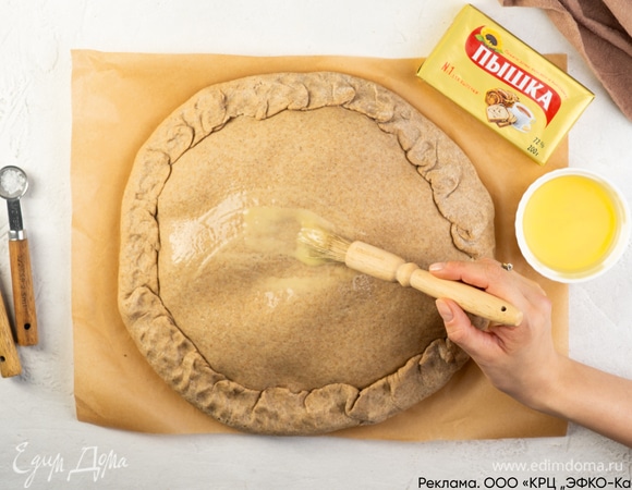 Смажьте края 10 г растопленного маргарина «Пышка» и защипните края. Разогрейте духовку до 160–170°C.