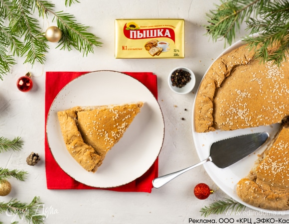 Выпекайте пирог 40–50 минут до румяной корочки.