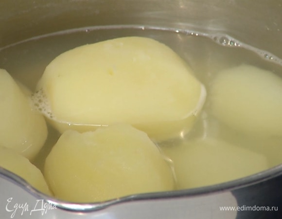Картофель почистить и отварить до готовности в подсоленной воде, затем воду слить.