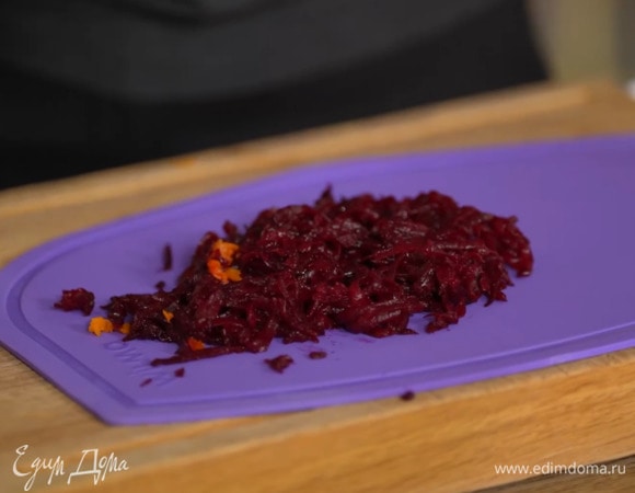 Свеклу и морковь предварительно запечь в разогретой духовке, затем почистить и по отдельности натереть на терке.