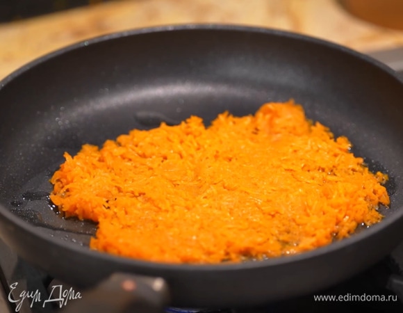Разогреть в сковороде немного растительного масла, обжарить натертую морковь и переложить в другую посуду, а в сковороду добавить еще масла и обжарить свеклу.