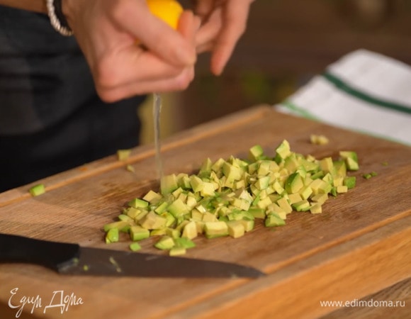 Авокадо почистить и удалить косточку, мякоть нарезать кубиками и полить выжатым из половинки лимона соком.