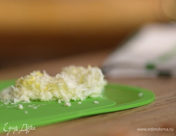 Яйцо отварить вкрутую, затем почистить и натереть желток и белок по отдельности на мелкой терке.