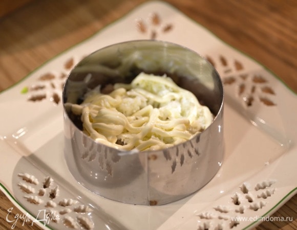 В кондитерское кольцо или на дно прозрачного бокала отправить рыбу, затем белок, смазать майонезом, выложить слоями лук, морковь, авокадо и свеклу, затем слегка уплотнить все сверху ложкой, смазать майонезом и посыпать желтком.