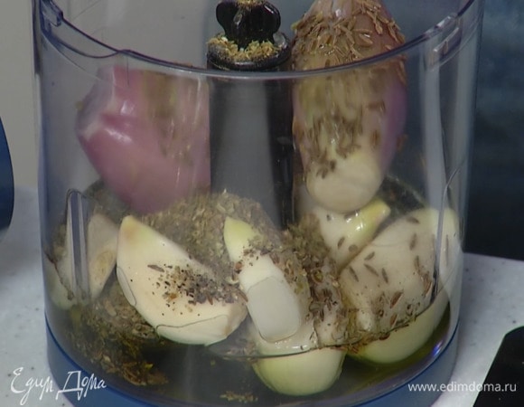 Чеснок и шалот почистить и выложить в чашу блендера, влить оливковое масло, добавить тмин, орегано, чили, черный перец, соль и взбить все в однородную массу.