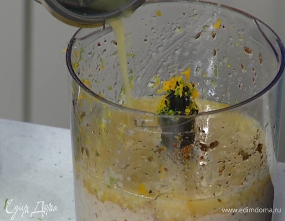 Цедру апельсина и лайма натереть на мелкой терке, выжать из них сок и добавить все в маринад.