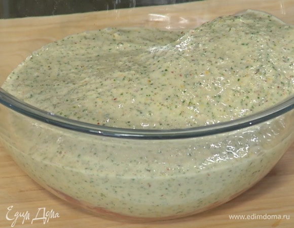 Свинину выложить в миску и часто наколоть кончиком ножа, затем залить маринадом и оставить на 12 часов.