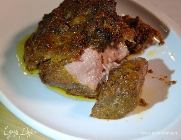 Переложить мясо в тяжелую жаропрочную кастрюлю с крышкой, залить бульоном и томить в разогретой духовке 2 часа.